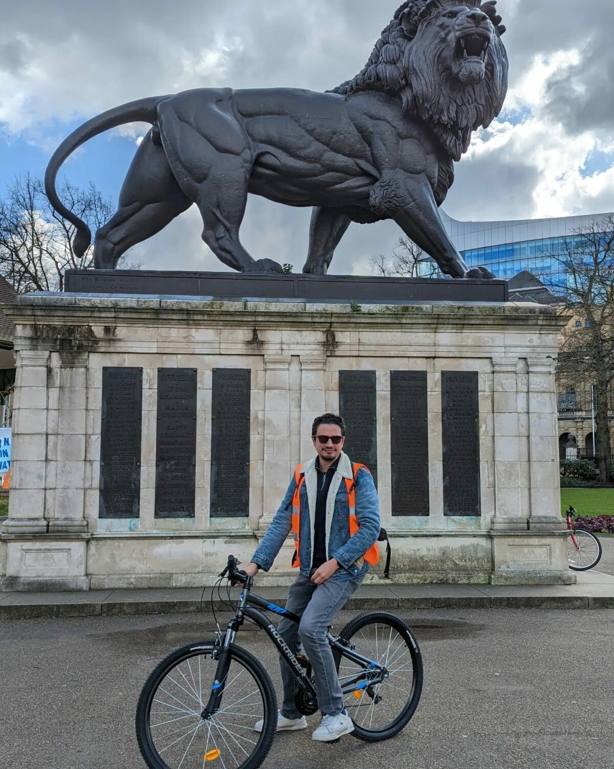 Rodrigo on a bike in front of the Maiwand lion