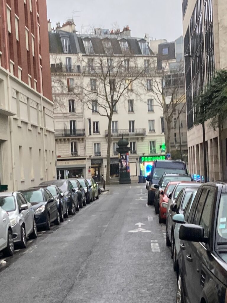 Contraflow street in Paris